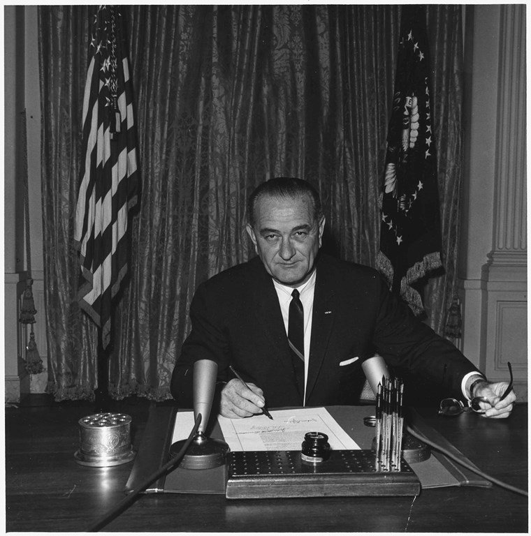 1964-08-04_Johnson_Tonkin_resolution_NARA-192484