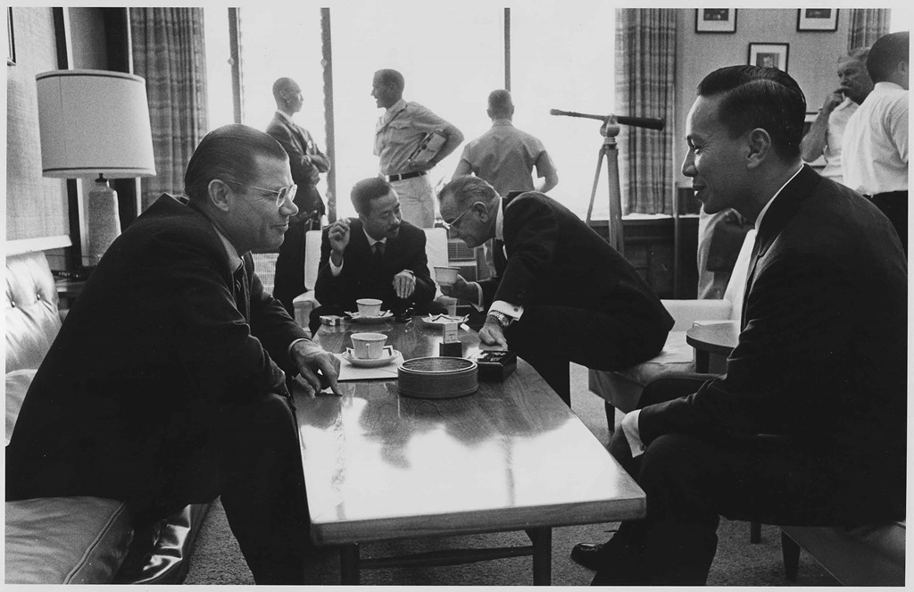 1966-01-17_Honolulu_Robert_McNamara_Nguyen_Cao_Ky_NARA-1924