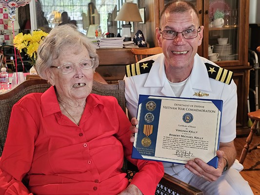Gold Star mother Virginia Kelly receives her Certificate of Honor from VWC&#39;s Cmdr. Brian Wierzbicki.