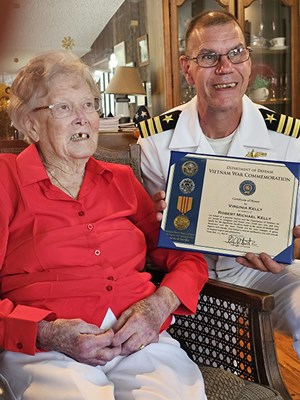 Gold Star mother Virginia Kelly receives a Certificate of Honor from VWC&#39;s Cmdr. Brian Wierzbicki. 