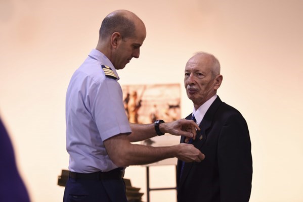 4U.S._Coast_Guard_Capt._Charles_Fosse_pinning_David_Fosse1