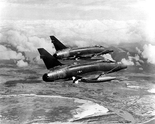 750px-F-100Ds_over_Vietnam_1967