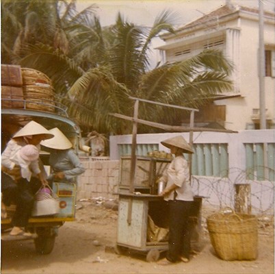 Roadside_stand_QL-1_South_outside_of_Qui_Nhon