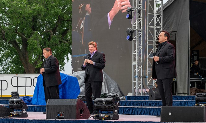 The_New_York_Tenors_perform