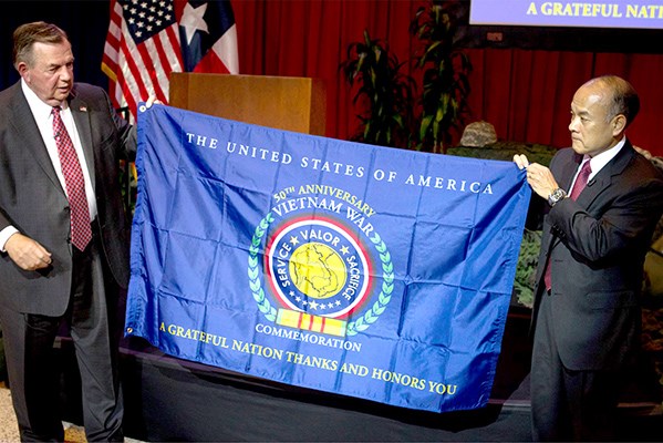 Jason Kamiya, Maj. Gen., U.S. Army, &#40;Ret.&#41;&#59; USAA Sr. VP of Financial Foundations, accepts the Vietna