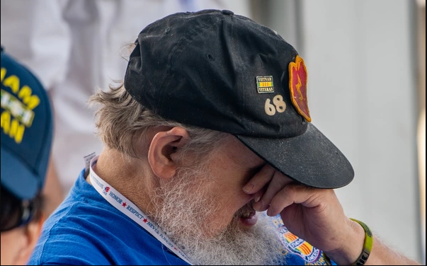 Vietnam_Veteran_emotional_during_Welcome_Home_event