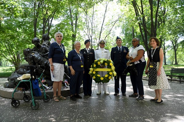 Wreath-Laying_during_the_Welcome_Home_event