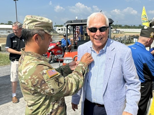 VWC&#39;s Col. Tom pins former POW and Vietnam veteran SSgt David Harker, U.S. Army. 