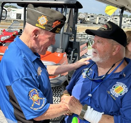 VFW National Commander Al Lipphardt shakes the hand of a VVA member.