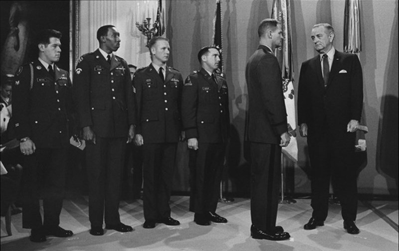 Photo of President Lyndon B, Johnson presenting five servicemen with the MOH. (Whit House Photograph Office)