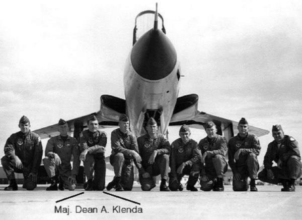 Klenda posing with fellow pilots in front of an F-105 Thunderchief, circa 1964. (VVMF)